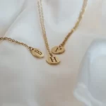 Verižica s črko Circle z zlatim krogcem in črko