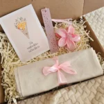 Personalizirano darilo za učiteljico: paket s tote bag vrečko z njenim imenom