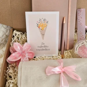 Personalizirano darilo za vzgojiteljico: paket s tote bag vrečko z njenim imenom